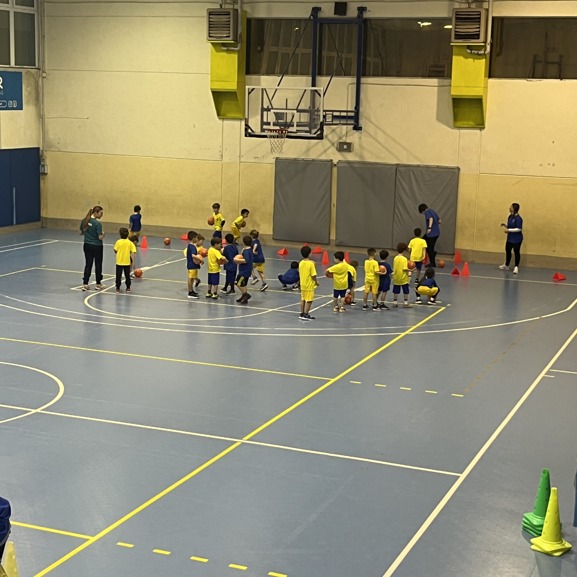Bambini ed educatori durante un allenamento sportivo di gruppo
