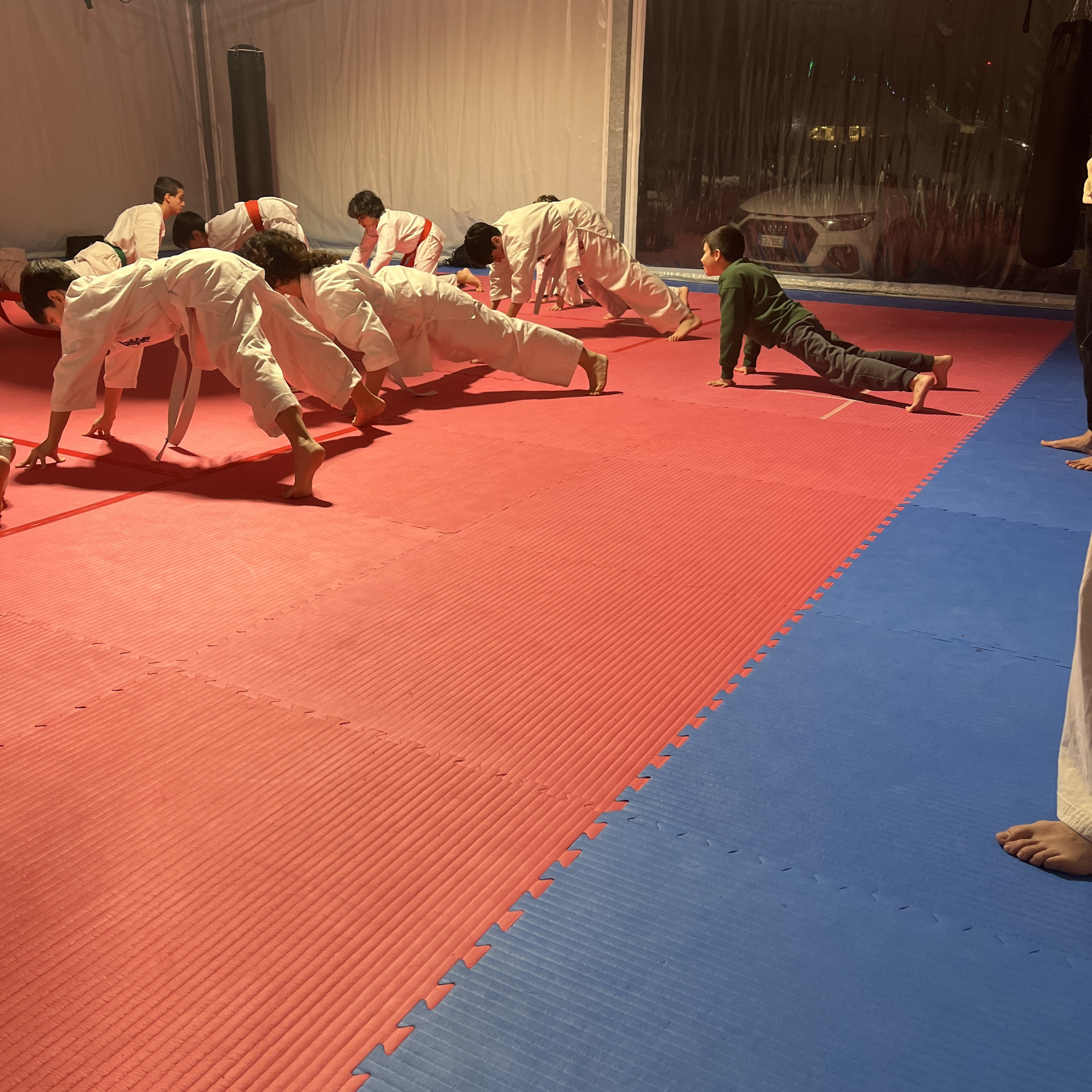 Un gruppo di bambini durante un allenamento di karate
